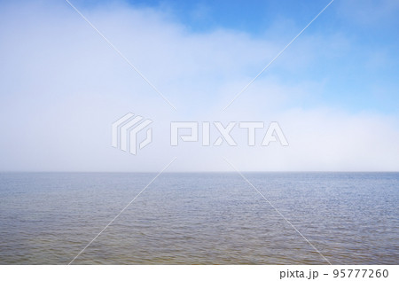 濃い霧が出ている中海の朝の風景 95777260