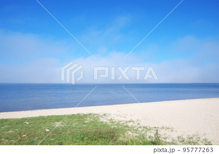 濃い霧が出ている中海の朝の風景 95777263