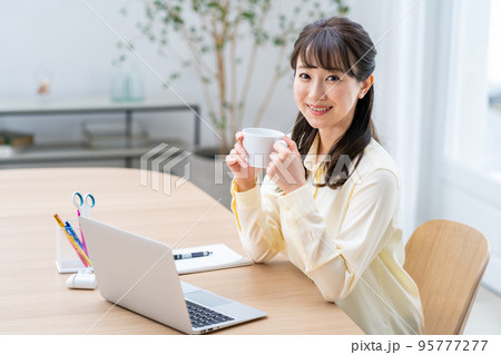 リビングでテレワークをする女性。 95777277