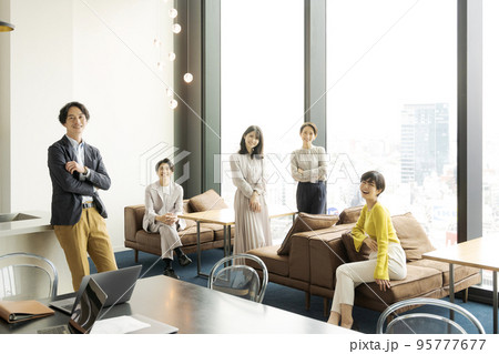 ビジネスシーン5人　自然　笑顔 95777677