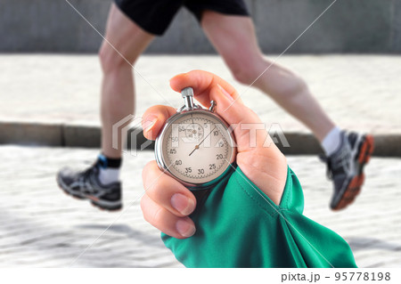 measuring the running speed of an athlete using a mechanical stopwatch 95778198