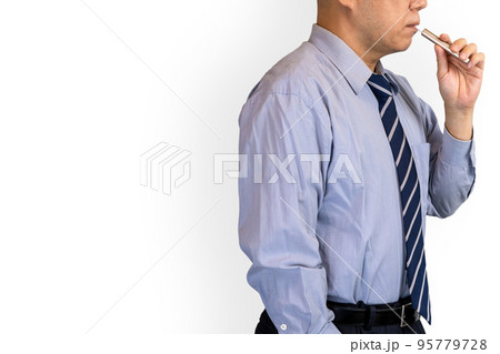 加熱式たばこを吸うビジネスマン 加熱式たばこを吸うビジネスマン 95779728