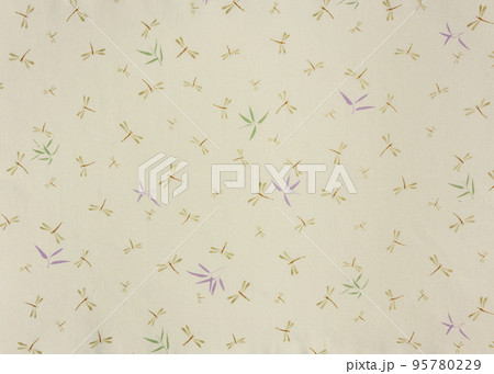 [素材] 夏の季節を表すトンボと笹の葉っぱのパターンデザイン風呂敷のテクスチャ。 95780229