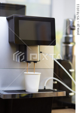 An automatic coffee machine makes delicious scented coffee. 95781011