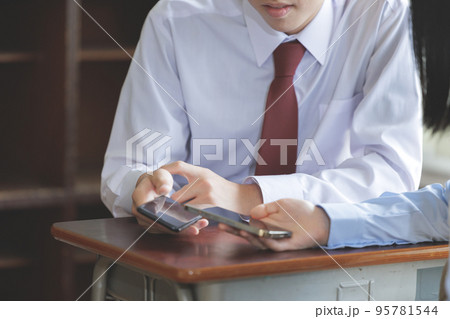 スマホを操作する学生二人 スマホを操作する学生二人 95781544