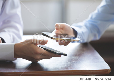 スマホを操作する学生二人 スマホを操作する学生二人 95781548