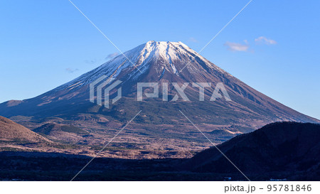 晩秋の情景・雪化粧した富士山と本栖湖 晩秋の情景・雪化粧した富士山と本栖湖 95781846