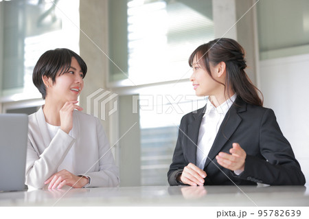 コーチング_女性の管理職に自分の実績を話す女性メンバー_1 95782639