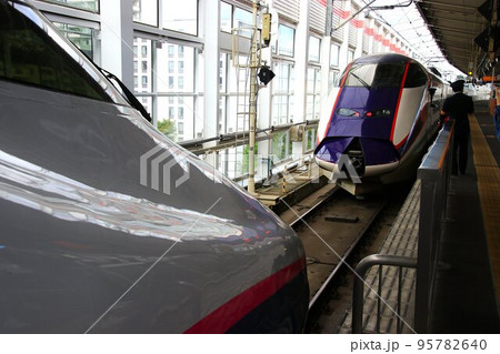 陸奥路を山形へ…　福島駅での連結作業中のE3系・山形新幹線『つばさ』 95782640