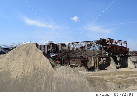砕石工場 建設資材の生産現場 95782791