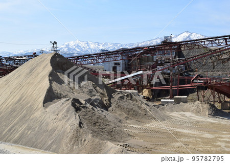 砕石工場 建設資材の生産現場 95782795