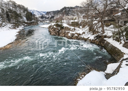 雪景色 白川郷を流れる庄川 雪景色 白川郷を流れる庄川 95782950