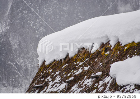 雪の茅葺屋根 雪の茅葺屋根 95782959