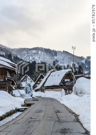 雪の白川郷 95782979