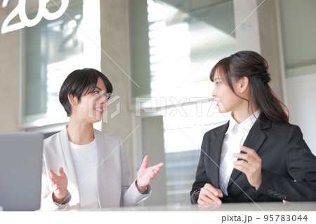 コーチング_和やかに話す女性の管理職と女性メンバー_1 コーチング_和やかに話す女性の管理職と女性メンバー_1 95783044