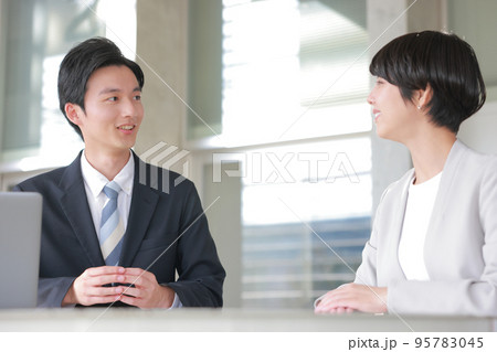 コーチング_男性管理職が女性メンバーに今期の評価を伝える_1 95783045