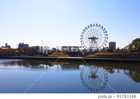 あらかわ遊園の新観覧車と東京スカイツリー 青空　鴨 95783166