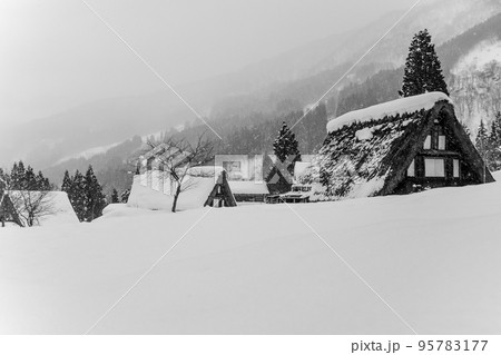雪の五箇山相倉合掌造り集落（白黒） 95783177