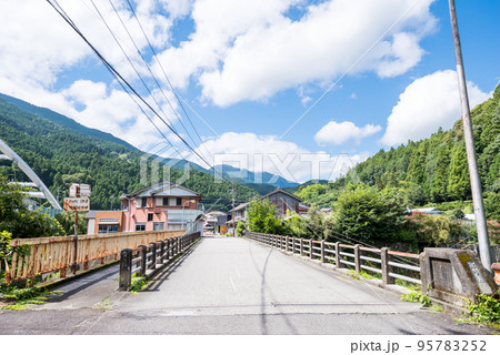 【国道438号】上山橋を渡る 95783252