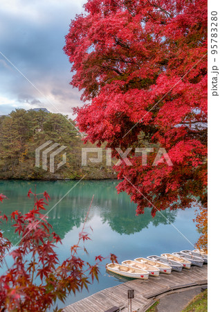 福島県北塩原村 紅葉の五色沼の朝 福島県北塩原村 紅葉の五色沼の朝 95783280