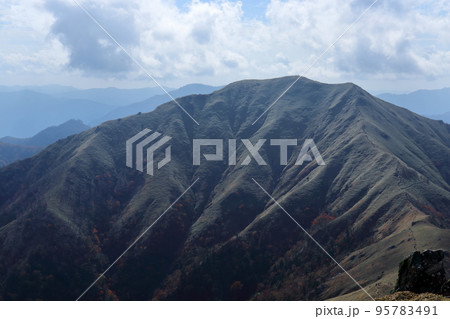 次郎笈の山容 (徳島県 剣山山頂より) 次郎笈の山容 (徳島県 剣山山頂より) 95783491