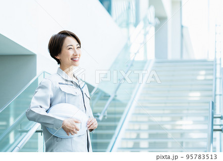 階段を歩く女性エンジニア 撮影協力:LINK FOREST 階段を歩く女性エンジニア 撮影協力:LINK FOREST 95783513
