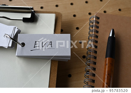 EVAの文字が書かれた単語帳がクリップボードの上に置かれている EVAの文字が書かれた単語帳がクリップボードの上に置かれている 95783520
