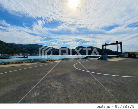 片側かたそば港付近の風景 カーフェリー 片側かたそば港付近の風景 カーフェリー 95783879