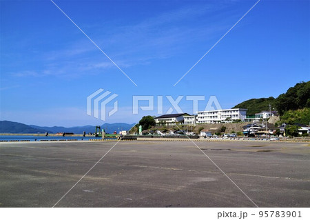 片側かたそば港付近の風景　カーフェリー 95783901