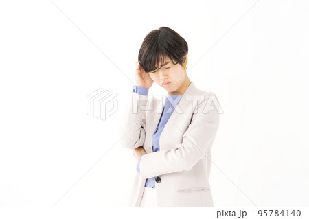 スーツの女性　ネガティブイメージ 95784140