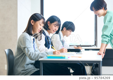 勉強する中学生 指導をする先生 高校受験 勉強する中学生 指導をする先生 高校受験 95784269