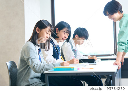 勉強する中学生 指導をする先生 高校受験 勉強する中学生 指導をする先生 高校受験 95784270