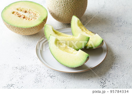 切り分けたアールスメロン 95784334