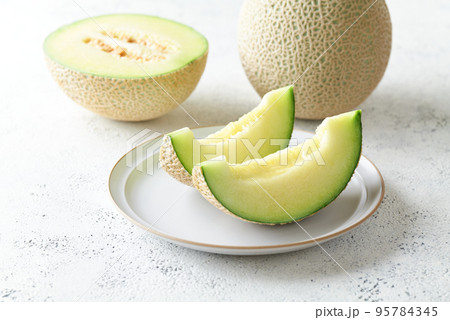 切り分けたアールスメロン 切り分けたアールスメロン 95784345