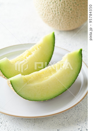 切り分けたアールスメロン 95784350