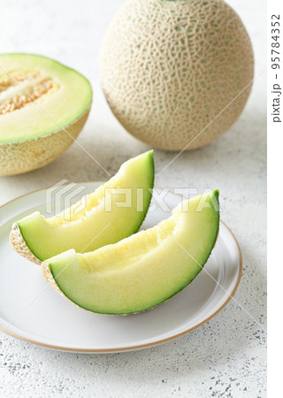 切り分けたアールスメロン 95784352