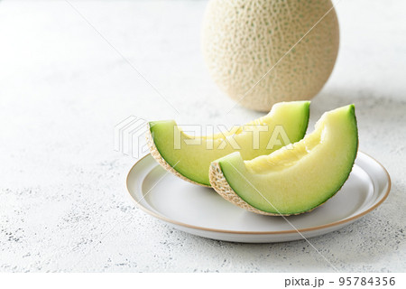 切り分けたアールスメロン 95784356