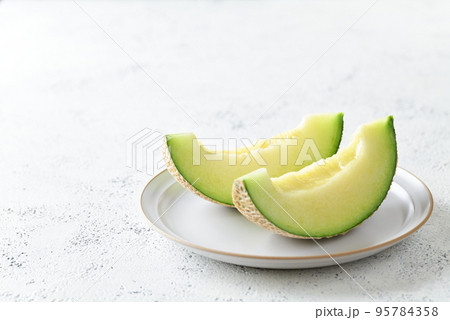 切り分けたアールスメロン 95784358