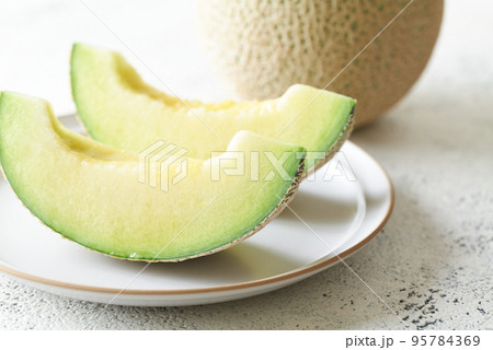 切り分けたアールスメロン 切り分けたアールスメロン 95784369