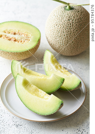 切り分けたアールスメロン 切り分けたアールスメロン 95784376