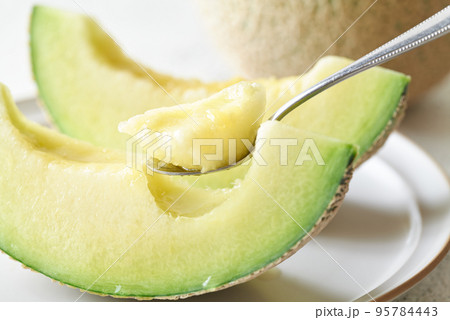アールスメロンをスプーンですくう 95784443