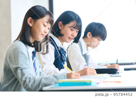 勉強する男女の中学生 95784452