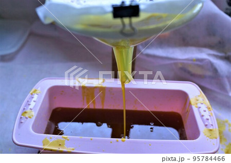 ミツロウブロック精製 ろ紙を通してシリコン型枠へ ミツロウブロック精製 ろ紙を通してシリコン型枠へ 95784466