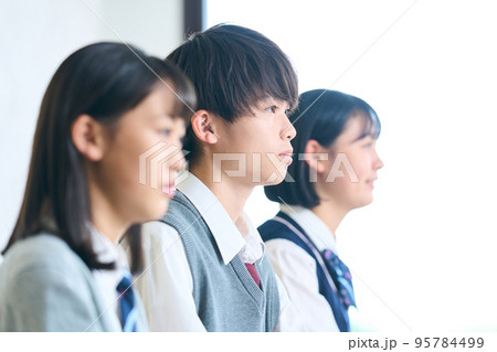 勉強する男女の中学生 勉強する男女の中学生 95784499