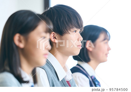 勉強する男女の中学生 95784500