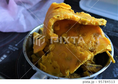 ミツロウブロックの生成　湯水にて分離したミツロウを弱火にて再溶解 95784513