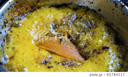 ミツロウブロックの生成　湯水にて分離したミツロウを弱火にて再溶解 95784517