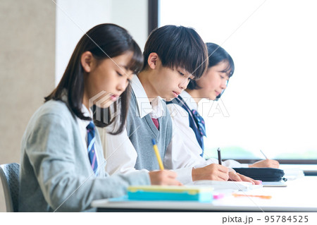 勉強する男女の中学生 勉強する男女の中学生 95784525