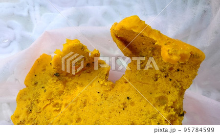 ミツロウブロックの生成 熱水より分離し半固形化したミツロウ ミツロウブロックの生成 熱水より分離し半固形化したミツロウ 95784599