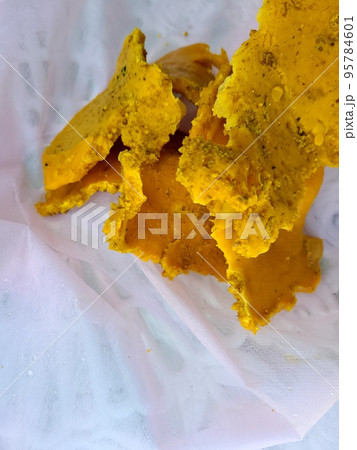 ミツロウブロックの生成　熱水より分離し半固形化したミツロウ 95784601